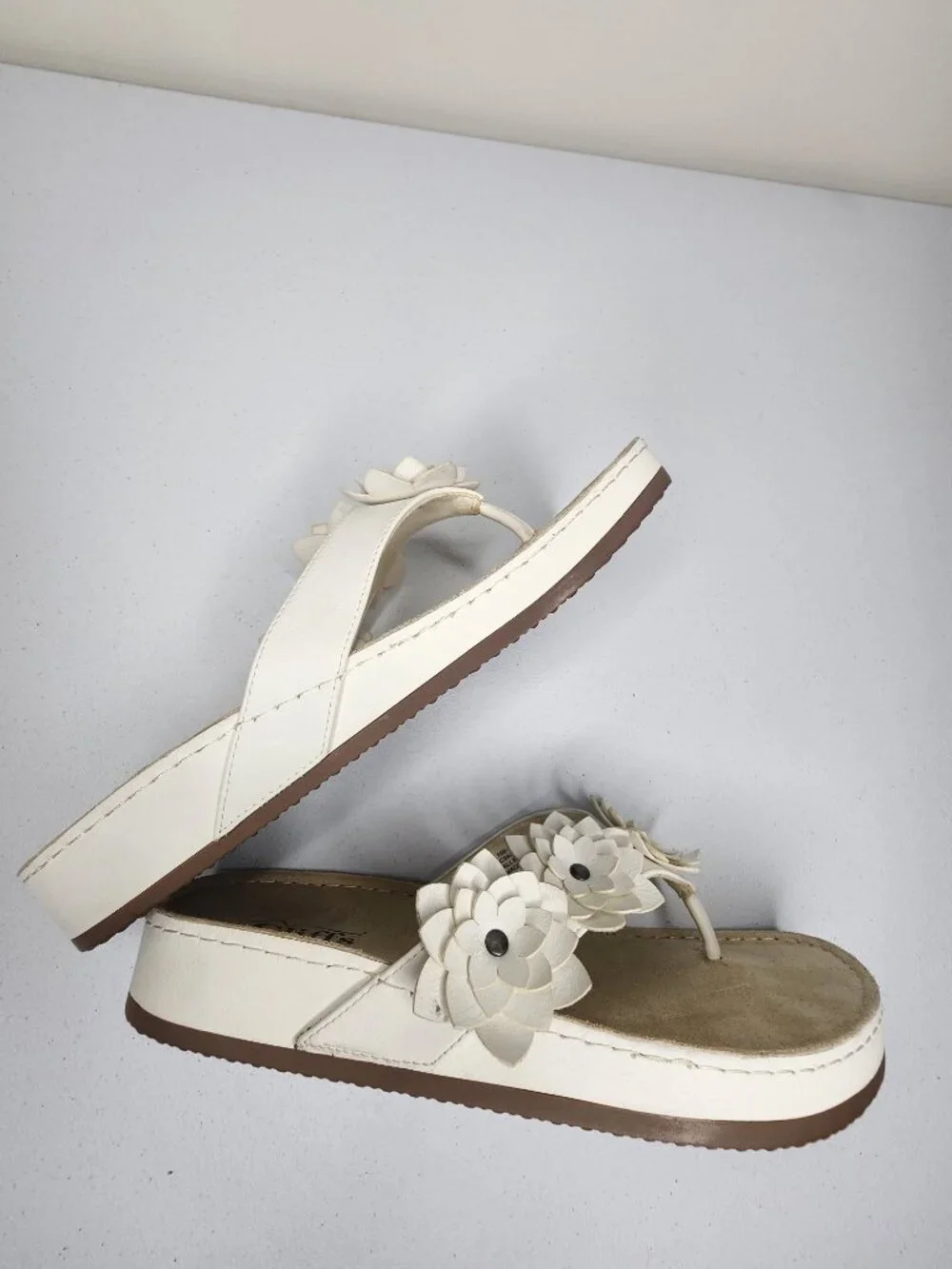 Cliffs by White Mountain Floral detail Thong Sandals Hot Spot White 8.5